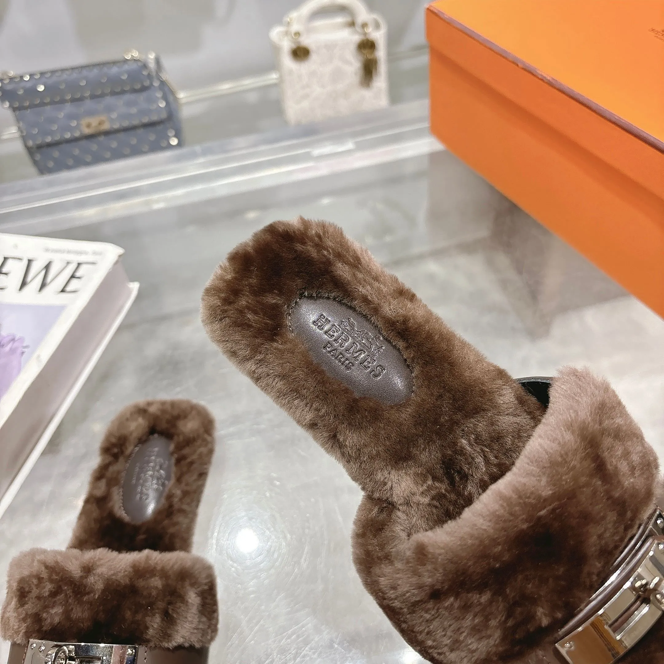 👟👟Ex-factory price 500👟👟 Purchasing agent level Hermes Hermès second uncle hair slippers are in stock all year round. 2025 new and new colors official website, Xiaohongshu synchronizes the latest color matching Hermès hot models are hot online, upgraded workmanship, high quality! Fashionable small wool H-trailers, autumn and winter style flat-soled wool mop, can be customized without standard, non-refundable and non-exchangeable. Fabric: Imported lamb's roll real wool. Lining: Imported lamb's roll real wool. Outsole: Genuine leather outsole. Size: 35-43, [Note: 41, 42, 43 customized]